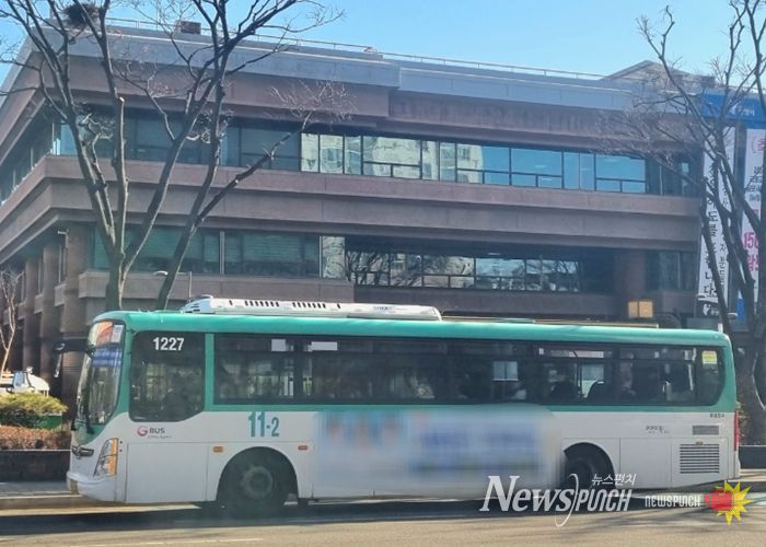 11-2번 버스가 운행 중인 모습.