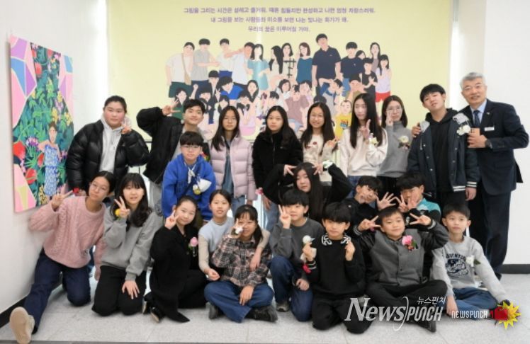 지난 25일 ‘작가와의 만남’ 행사 후 기념 촬영을 하고 있다.