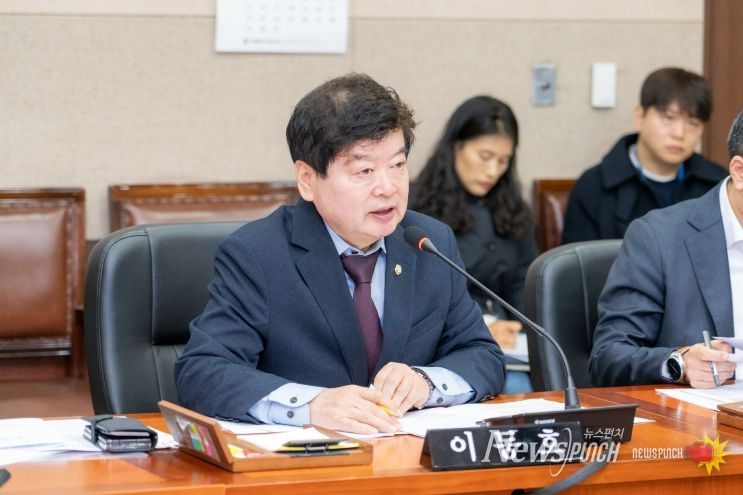 강남구의회 이동호 의원이 제332회 임시회 경제도시위원회 회의에서 조례 제정을 제안하고 있다.