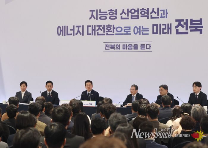 이재명 대통령이 27일 전북특별자치도 전주시 전북대학교에서 열린 '전북의 마음을 듣다' 타운홀미팅 간담회에서 발언하고 있다 사진제공=전북사진기자단