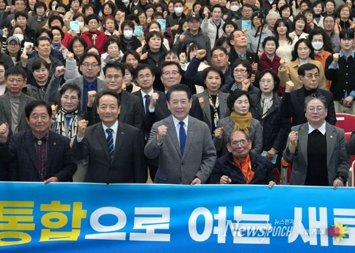 김영록 전라남도지사가 27일 광주 동구청에서 열린 ‘전남·광주 행정통합 광주 자치구 초청 타운홀미팅(동구)’에서 임택 광주동구청장 등 참석자들과 기념촬영을 하고 있다.