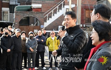 송파구 풍납동 모아타운 사업지를 찾은 오세훈 서울시장이 주민들과 대화를 나누고 있다.