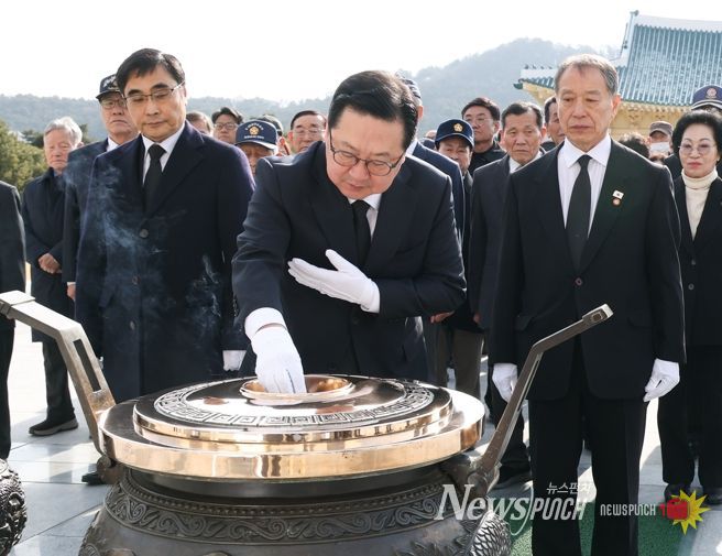 이장우 시장, 제107주년 3‧1절 국립대전현충원 참배