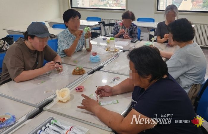 지난해 관악구 1인가구 대상 '행복톡톡 행운랜드 공예모임' 활동 모습