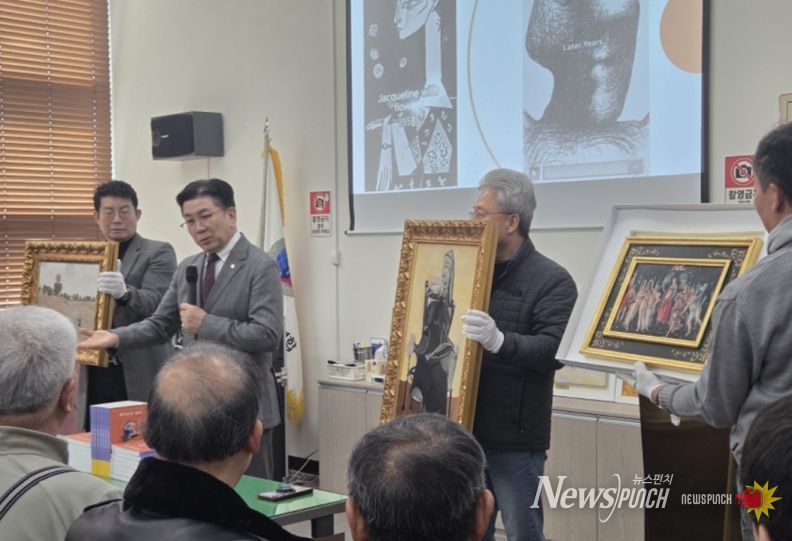 작품을 설명하고 있는 꾸바아트센터 차효준대표 (사진제공=K trendy NEWS)