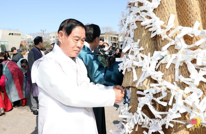 이재식 수원특례시의회 의장이 대보름 민속놀이 한마당에서 소원지를 달고 있다