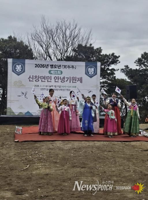 아산우리소리와 신창초등학교 다문화 가정 자녀들이 함께 아리랑을 제창하며 찾아가는 문화예술공연을 펼치고 있다.
