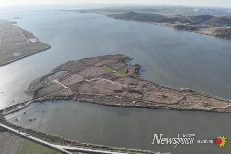 쌀조개섬에서 바라본 아산호 전경