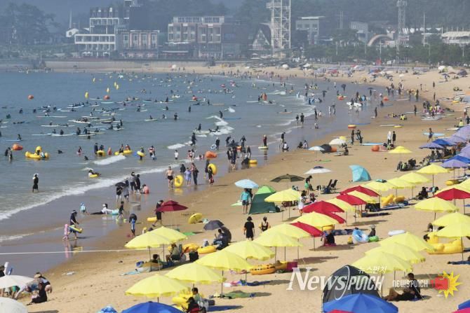 여름철 성수기 만리포해수욕장 모습.