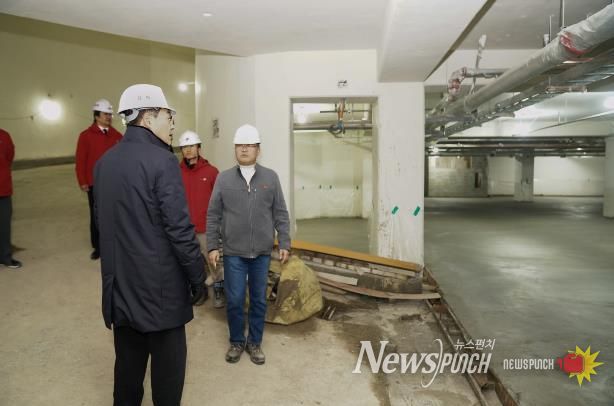 삼청제1공영주차장 공사 현장을 방문한 정문헌 구청장의 모습(2024년 12월)
