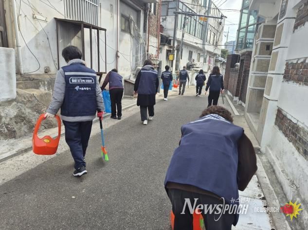 송천동 일대에서 내 지역 지킴이와 함께하는 환경순찰이 진행되고 있다.