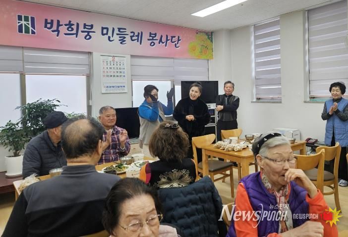 수원시 영통구 매탄4동 박희붕외과 봉사단, 매탄공원경로당 사랑의 찰밥 나눔 봉사활동