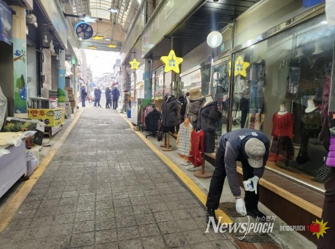 연천군보건의료원, “말라리아, 유충부터 잡는다”… 해빙기 유충구제 실시