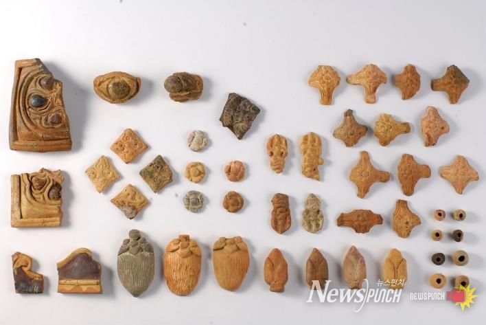 소조사천왕장식편