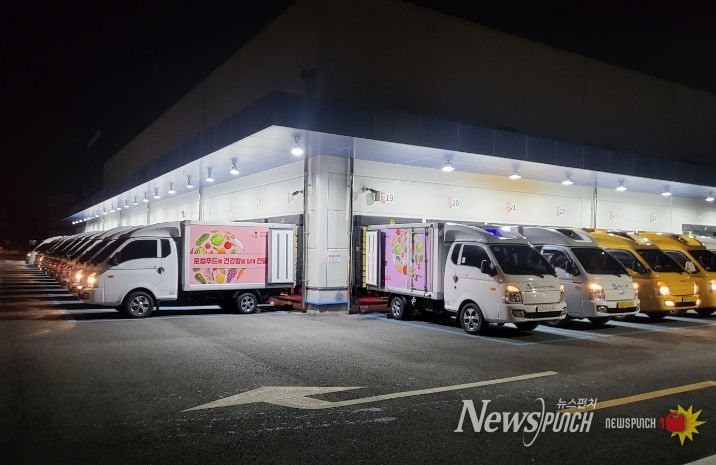 아산시먹거리재단 학교급식지원센터 새학기 식재료 배송차량 출발 사진