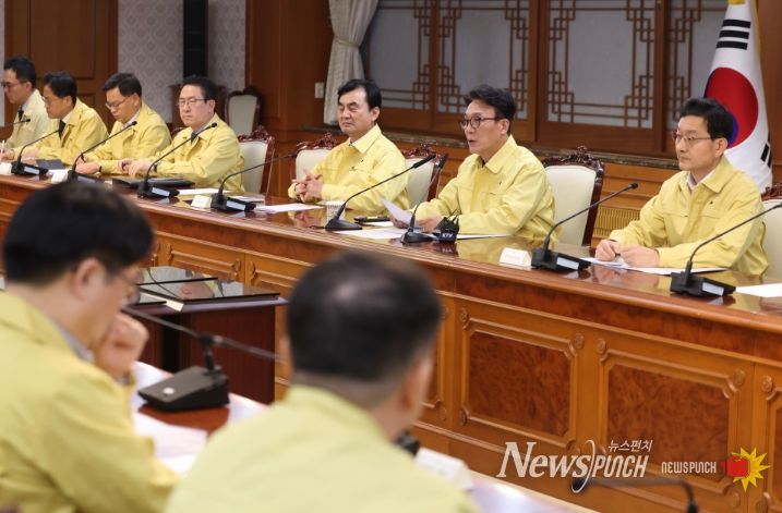 김민석 국무총리가 1일 세종대로 정부서울청사에서 열린 중동 상황점검 관련 긴급 관계부처회의를 주재하고 있다.
