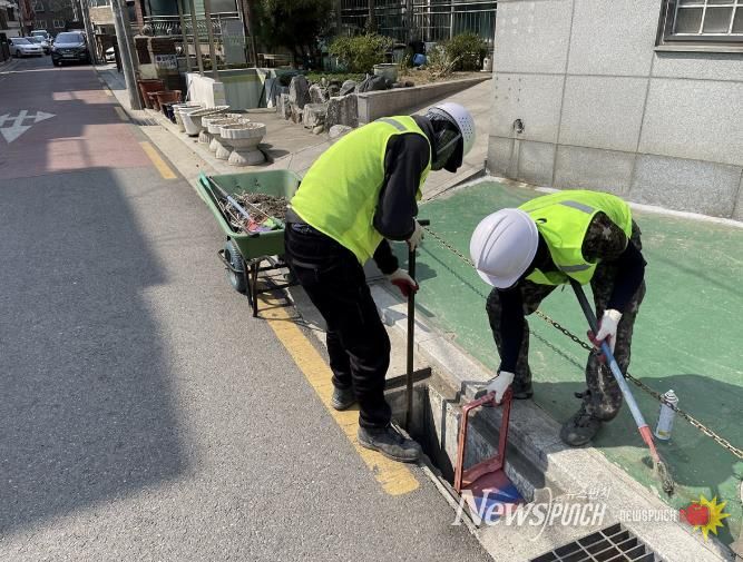 양천구, 풍수해 대비 침수취약지역 빗물받이 준설작업 중인 모습