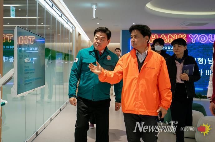 봄맞이 안전순찰 서울디지털 동행 플라자 방문한 이필형 동대문구청장