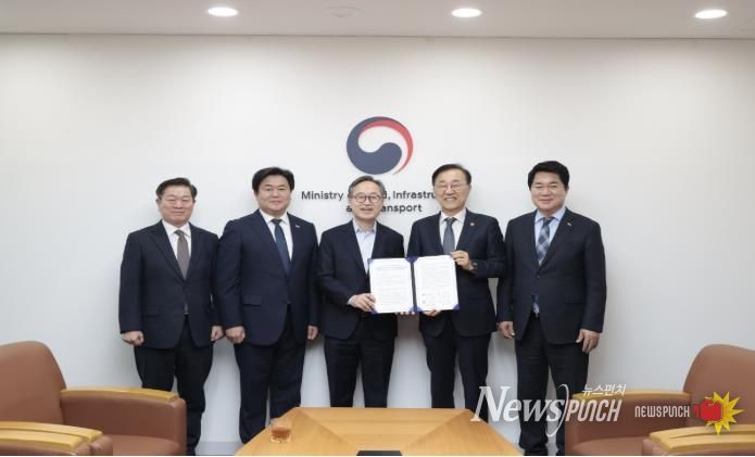 유성훈 금천구청장(사진 가운데)이 박준희 관악구청장(왼쪽 다섯번째), 박승원 광명시장(왼쪽 첫번째), 임병택 시흥시장(왼쪽 두번째)과 함께 김윤덕 국토교통부 장관(왼쪽 네번째)을 만나 ‘신천~신림선 제5차 국가철도망 구축계획 반영 및 조기 추진 촉구 공동건의문’을 전달하고 기념 촬영을 하고 있다.