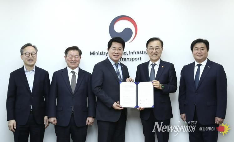 관악구 등 4개 지자체장이 국토부를 방문해 신천신림선 국가철도망 구축계획 반영을 위한 공동건의문을 전달했다(가운데 박준희 관악구청장)