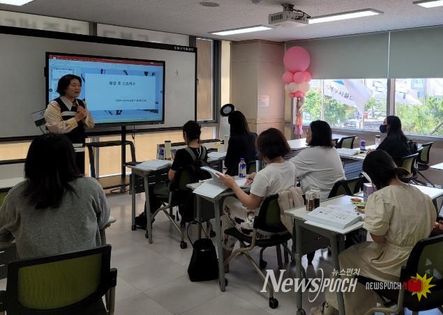 도봉구 지역 내 결혼이주여성들이 다문화상담사 양성과정 교육을 듣고 있다.