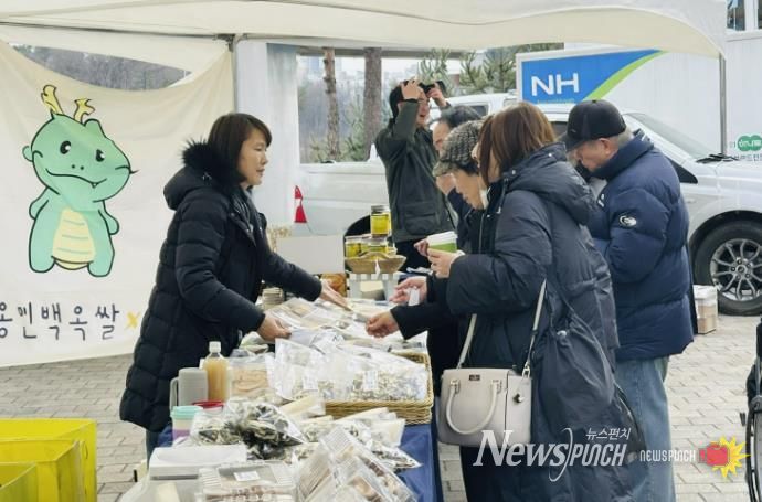 용인특례시가 13일까지 2026 로컬푸드 직거래장터 참여 농가를 모집한다. 사진은 3월 1일 용인FC의 개막전이 열린 용인미르스타디움에 마련한 직거래장터 모습