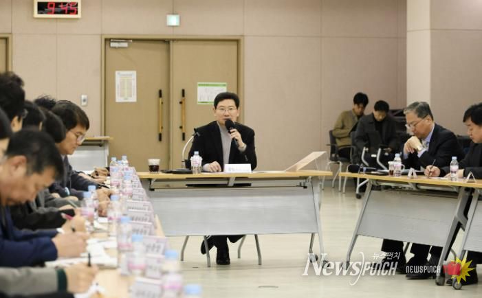 3일 수지구청에서 열린 현장 간부 공무원 회의에 참석한 이상일 시장이 발언하고 있다