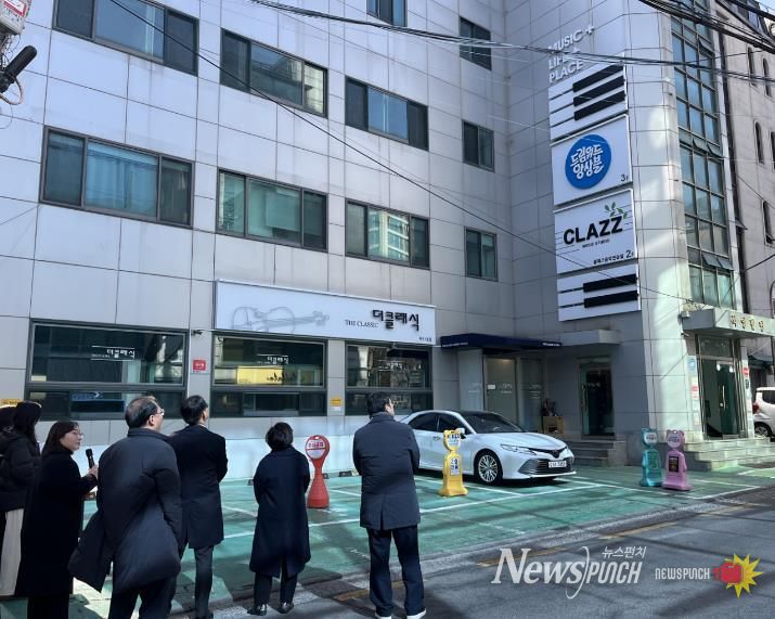 지난 2월 23일 ‘서리풀 악기거리 간판개선사업’에 대해 현장점검을 실시하고 있다.