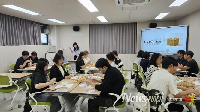 청년들이 원미청정구역에서 메이커스페이스 재봉틀 수업을 받고 있다.