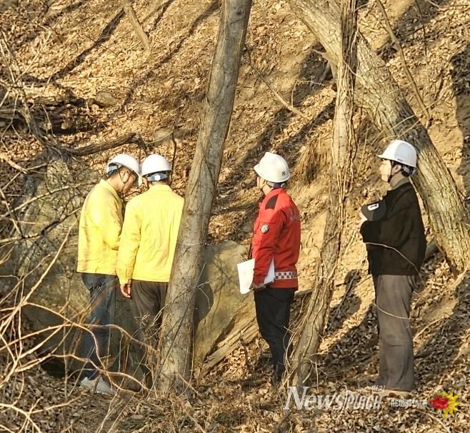 윤성진 제1부시장이 정남면 산사태 취약지역에서 관계 공무원들과 함께 사면 상태를 점검하고 있다.