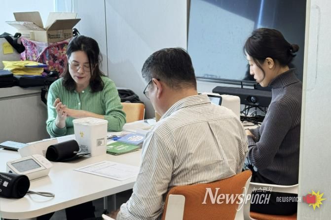과천시 보건소가 관내 기업에서 진행한 '찾아가는 모바일 헬스케어' 모습