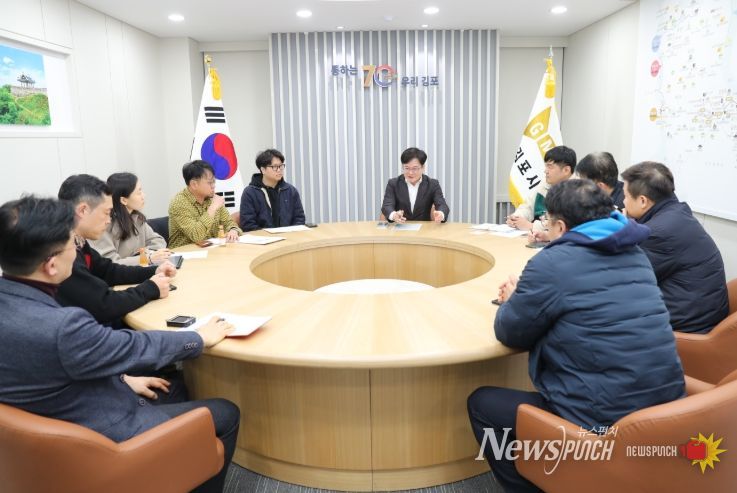 김병수 시장이 3일 서울지하철 5호선 국회국민청원에 힘쓴 시민들을 만났다. 시민들은 이날 김병수 시장에게 ‘서울 지하철 5호선 연장 관련 시민 의견 전달서’를 건넸고, 김병수 시장은 오는 4일 정부 관계자를 만나 청원서를 전하며 5호선 예타통과에 대해 적극 어필할 각오다.