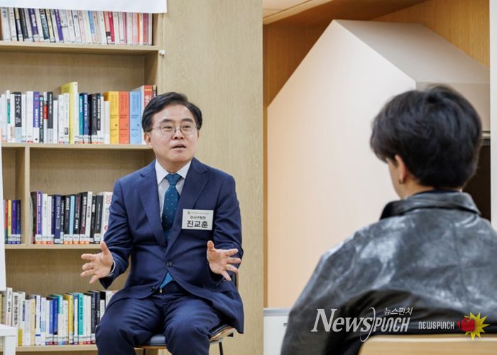 진교훈 서울 강서구청장(정면)이 3일 오후 서울청년센터 강서에서 열린 ‘제2기 강서 청년예술인 네트워크 발대식’에서 청년들과 대화하고 있다.