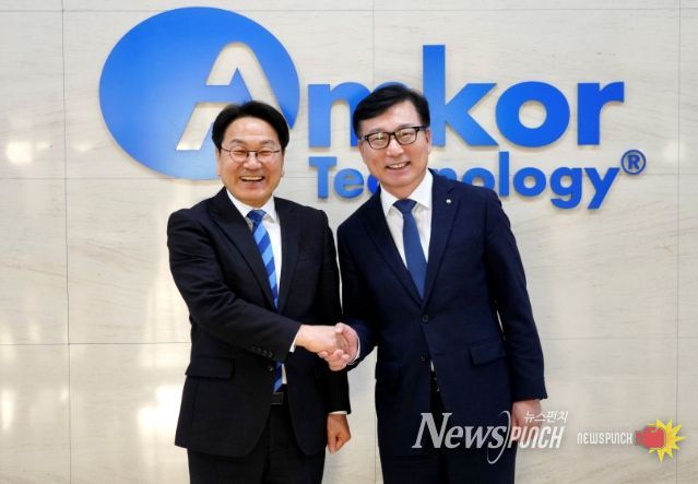 강기정 광주광역시장이 4일 북구 대촌동 앰코테크놀로지코리아 광주사업장을 찾아 이진안 앰코코리아 대표이사와 기념촬영을 하고 있다. /광주광역시 제공