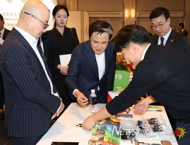 지난해 10월 23일 일본 오사카 뉴오타니호텔에서 열린 수출상담회장을 찾은 김태흠 충남도지사가 도내 기업의 제품을 살펴보고 있다.