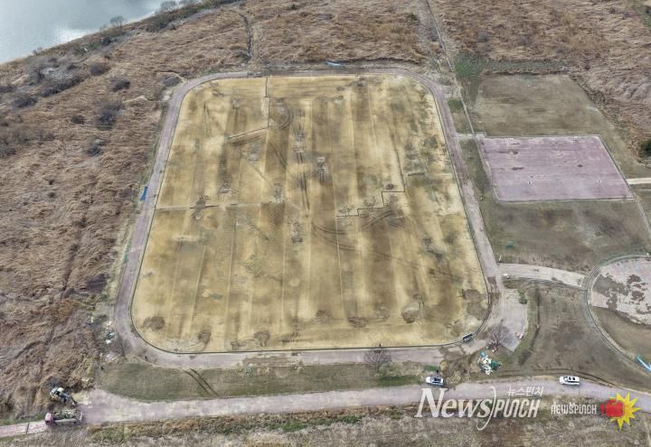 나주시가 지난 3일 나주대교 고수부지에 불법으로 조성된 파크골프장에 대해 행정대집행을 실시하고 현장 정비를 마무리했다.