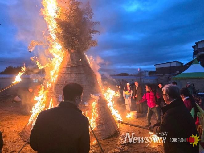 보성군 푸르미예술단, 제15회 정월대보름 다향 달집태우기 성료_달집을 태우고 있다