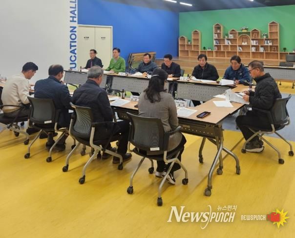 지난 4일 ‘2026년 생태계서비스지불제 추진협의회’ 위원들이 겨울철새의 먹이터와 서식환경을 보전하기 위해 논의하고 있다