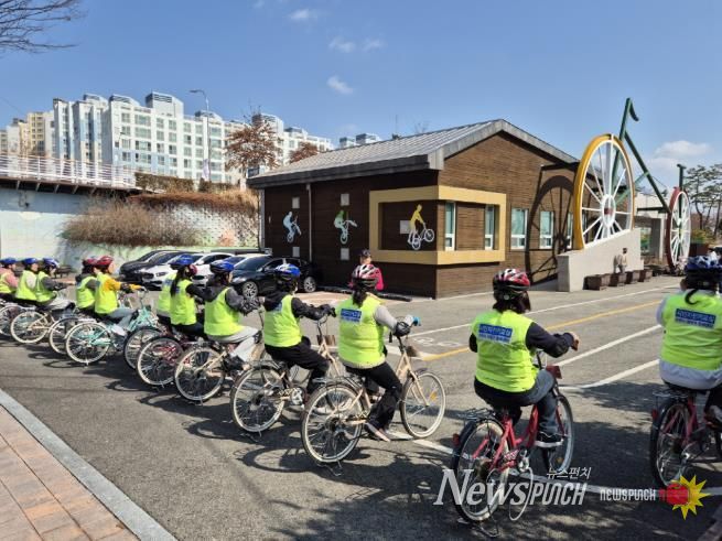 시민자전거교실 참여자들이 자전거문화센터에서 자전거 교육을 받고 있다
