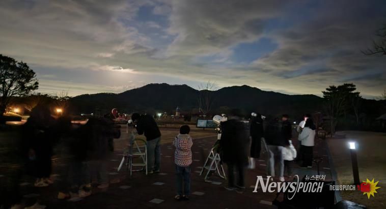순천만천문대에서 참가자들이 천체망원경 관측 준비 과정을 살펴보며 별 관측 체험을 하고 있다
