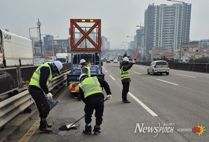 광주시, 해빙기 포트홀 등 도로 파손 즉각 대응