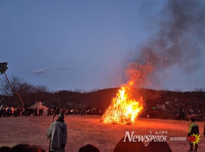 강화군, 박물관서 띄운 소원 2,035개… 전등사 달집태우기로 마무리
