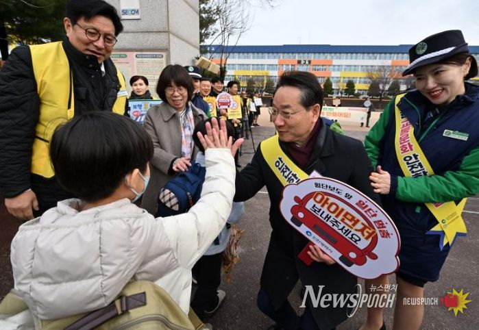 유정복 인천광역시장이 6일 구월서초등학교에서 열린 '어린이 교통안전 캠페인'에서 학생들과 인사하고 있다.