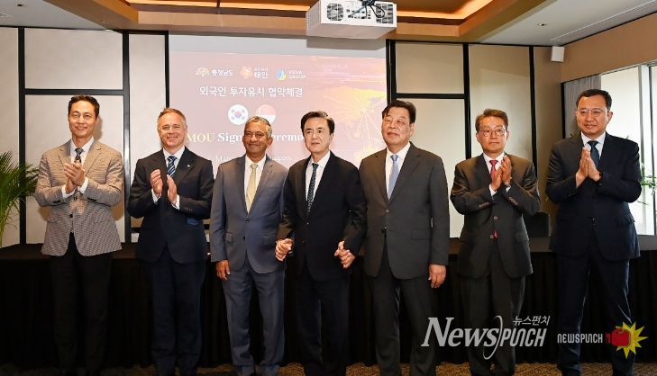 6일 싱가포르에서 투자협약을 맺는 모습.