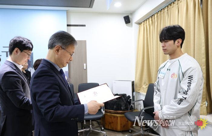 장인홍 구로구청장이 3월 6일 구청 르네상스홀에서 열린 ‘구로구청 직장운동경기부 신규 선수 입단식’에서 레슬링팀 박성민 선수에게 임용장을 수여하고 있다.
