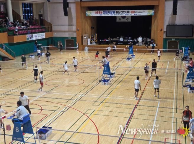 정읍시, 제32회 시장배 배드민턴 대회 성료…동호인 300여 명 화합