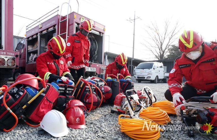 북구청 공원녹지과 산림팀 직원들이 생용동 산불초소에서 진화 차량과 등짐 펌프 등을 점검 하는 모습