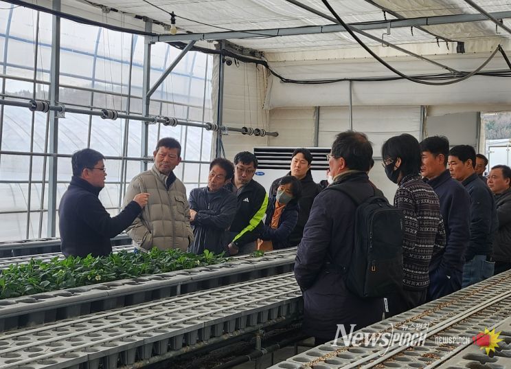 주작목 배움교실 교육생과 선도농가가 포즈를 취하고 있다.