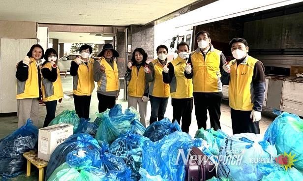 나주시 산포면지역사회보장협의체는 지난 6일 취약계층 가구의 쾌적한 주거환경 개선을 위해 방치된 쓰레기 수거 등 ‘숨 쉬는 공간 만들기’ 특화사업을 실시했다. (사진 제공-나주시)