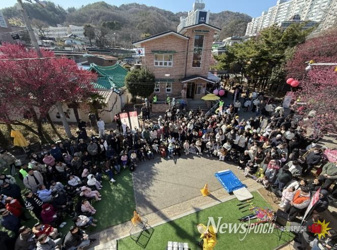 지난 7일 탐매희망센터 일원에서 열린 ‘제8회 매곡동 탐매축제’에서 관람객들이 마술·버블쇼 공연을 관람하고 있다